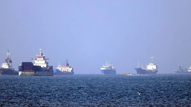 Trump Pauses Operation in Strait of Hormuz Citing Potential Peace Deal with Iran